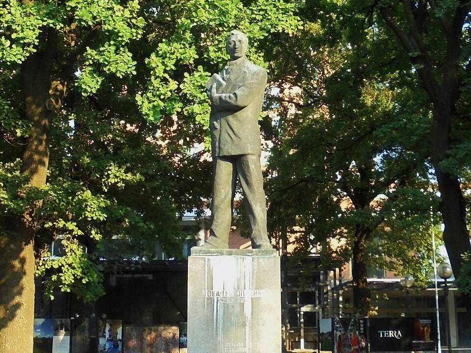 Spomenik-Jovanu-Popovicu-u-Kikindi-(1)