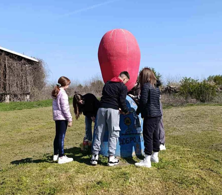 Дочекују госте у великом стилу: Мокричани и ове године осликали споменик јајету