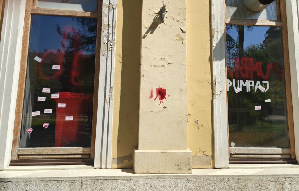 (ФОТО) Кикинђани згрожени: Градски локал претворен у полигон вандализма