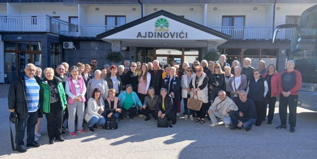 Путовање које је донело више од одмора: пензионери из Кикинде повезали се са Тузлом и вратили са осмехом