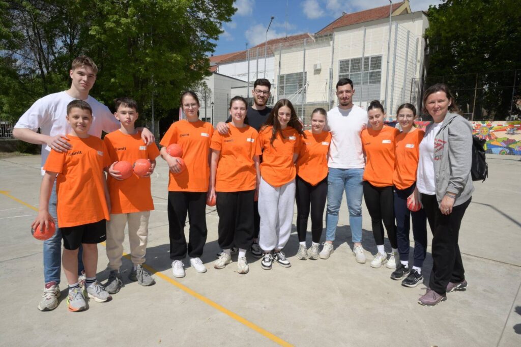 ОШ „Свети Сава“ домаћин рукометног каравана: ђаци „крали“ занат од познатих рукометаша