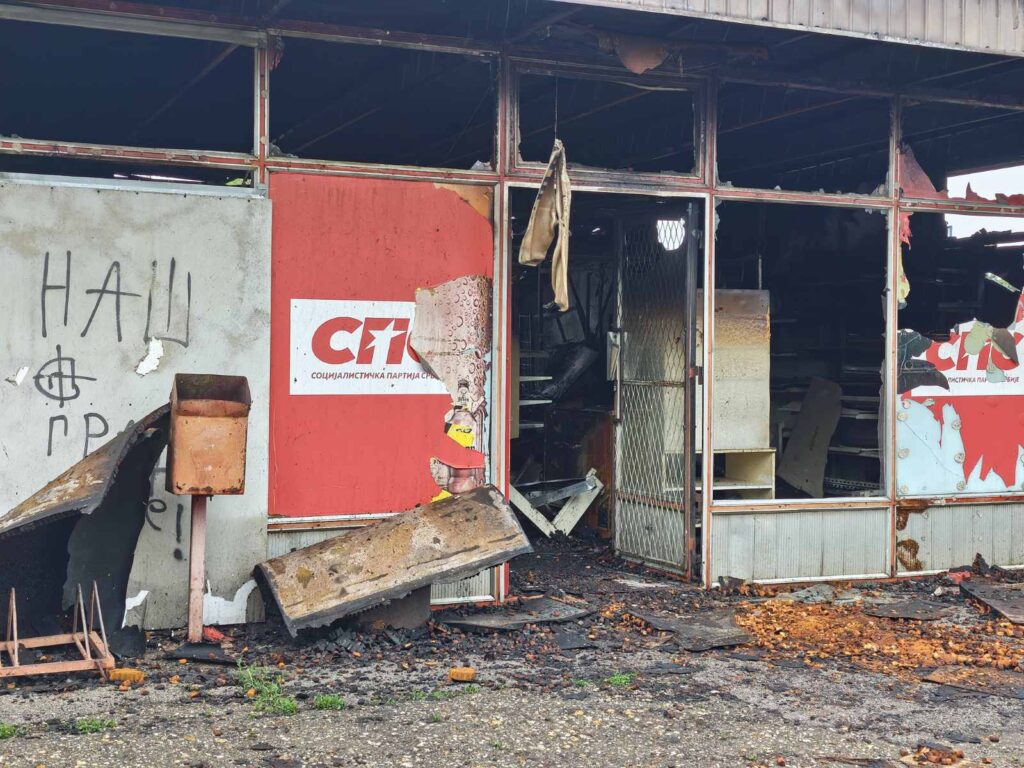 (ФОТО) Горела бивша продавница, ватрогасци и полиција хитно интервенисали