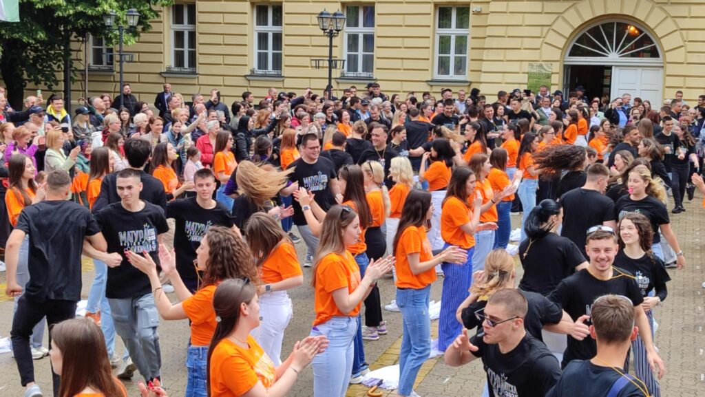 Матурантски плес у четвртак тачно у подне: Плесаће око 300 средњошколаца