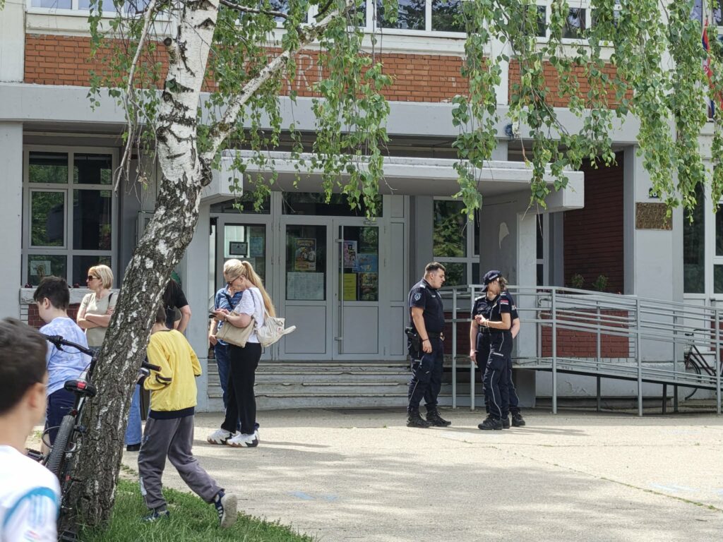 Дојаве о бомбама у кикиндским основним школама, настава прекинута