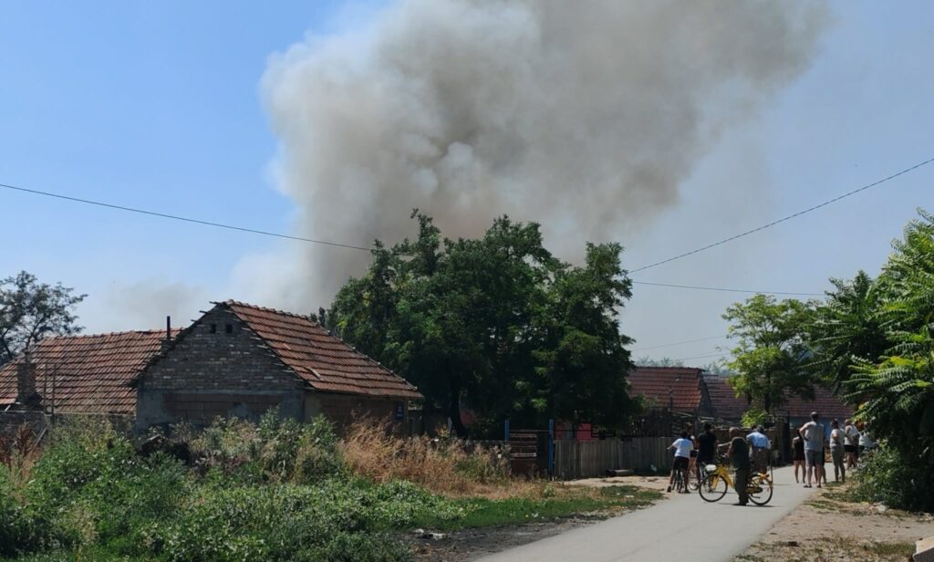 Пожари у Малом Бедему букте два дана: Горели трска, растиње, смеће и помоћни објекти