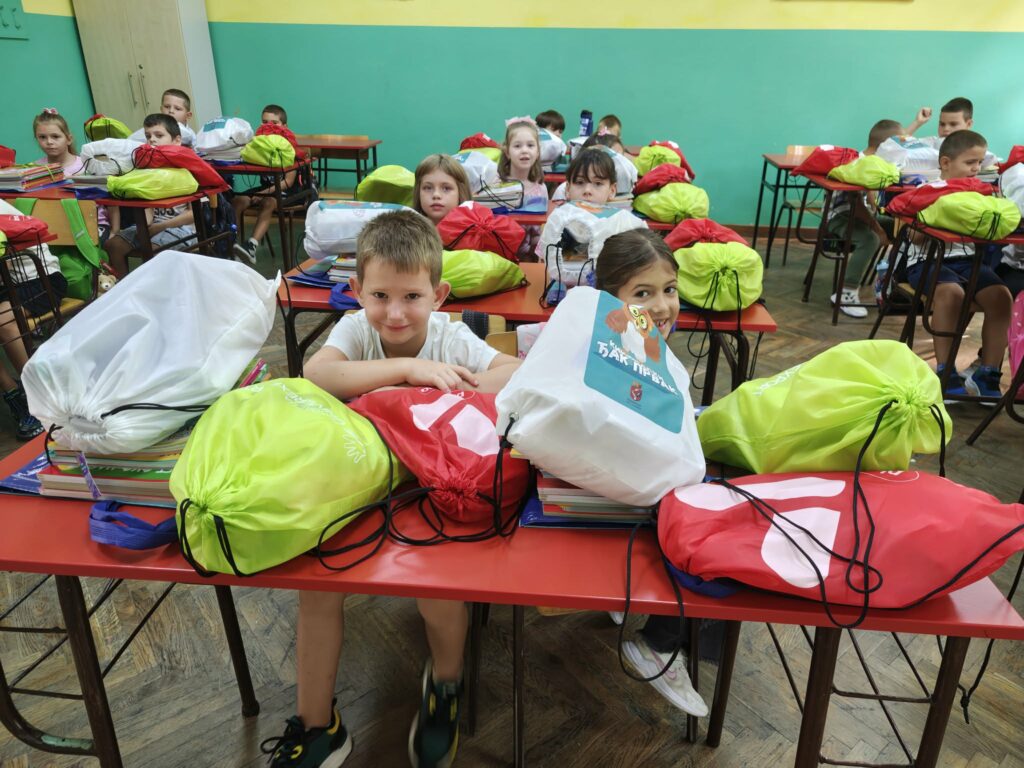 (ВИДЕО) Срећно, ђаци! Први школски дан за 435 првака